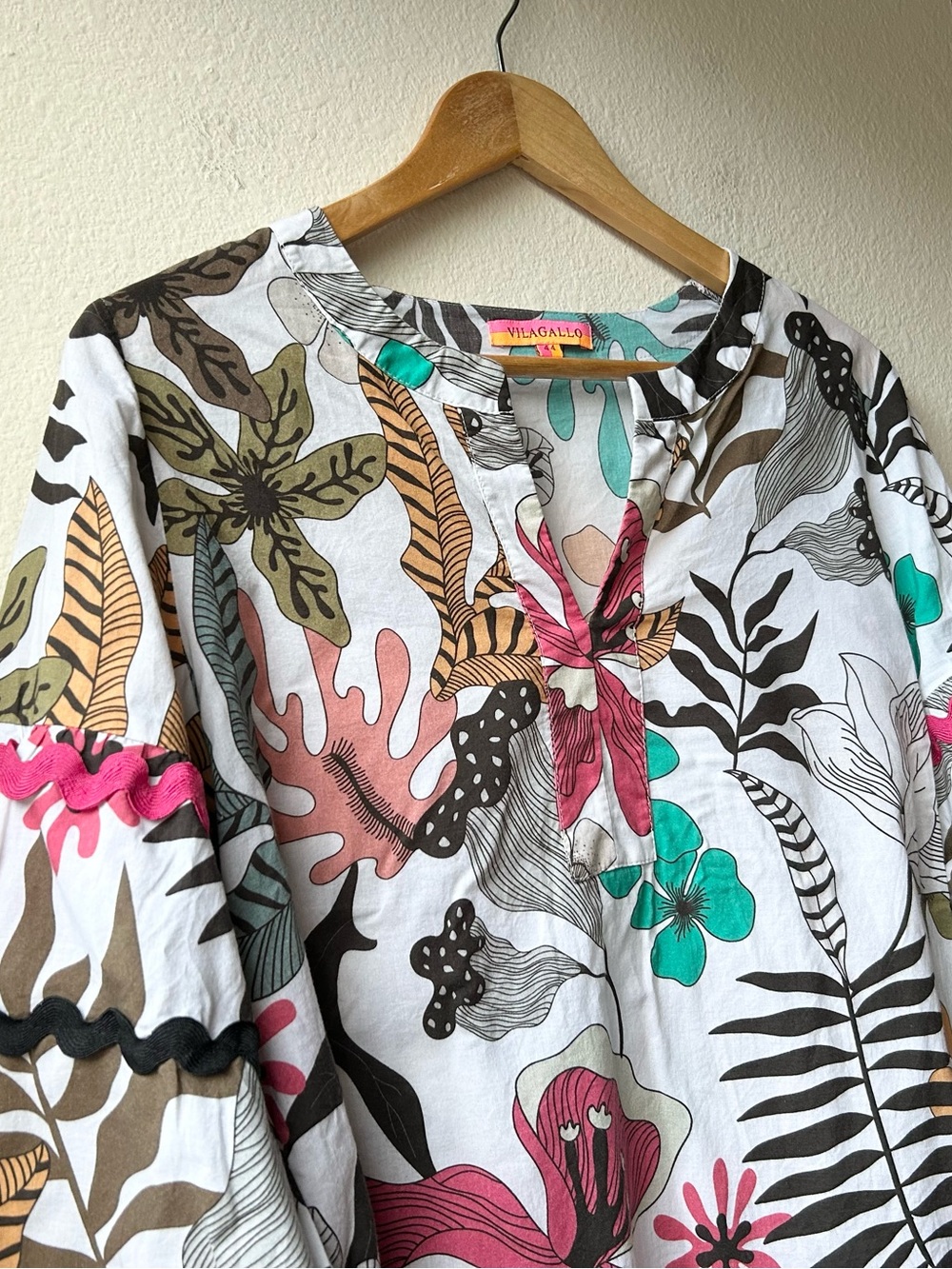 VILAGALLO lucera V Neck Novelty Print top in multi Sz 44 - Picture 7 of 15